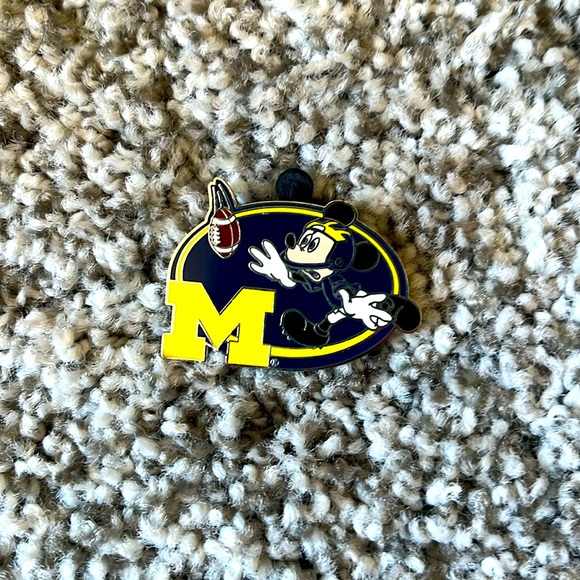Disney Football Mickey Pin University of Michigan - Picture 1 of 3